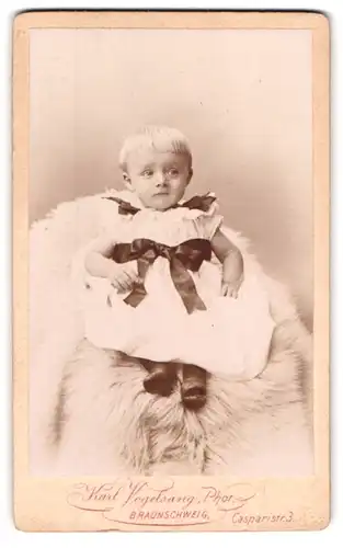 Fotografie Karl Vogelsang, Braunschweig, Casparistrasse 3, Kind mit Pagenschnitt im weissen Kleidchen