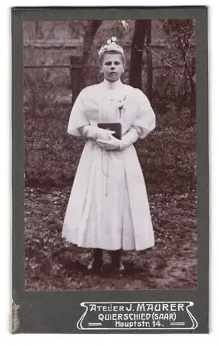 Fotografie Atelier J. Maurer, Quierschied, Hauptstrasse 14, Mädchen am Tage ihrer Kommunion