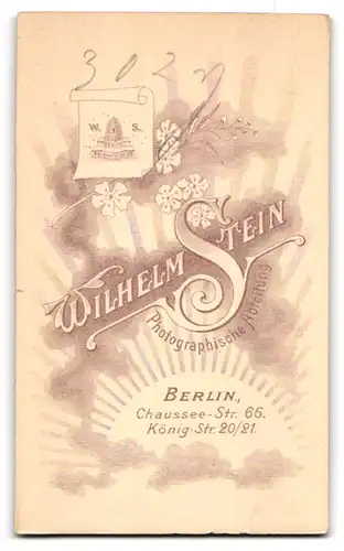 Fotografie Wilhelm Stein, Berlin, Chaussee-Strasse 66, Fräulein im karierten Kleid mit Spitzenkragen