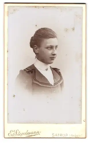 Fotografie E. Stegelmann, Satrup, Junge Frau mit Dutt im Puffärmelkleid