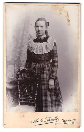Fotografie Andr. Specht, Flensburg, Holm 12, Lächelndes Mädchen im karierten Kleid