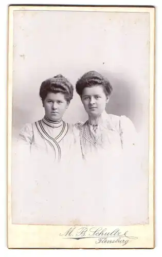 Fotografie M. B. Schultz, Flensburg, Norderhofenden 13, Zwei junge Frauen mit toupiertem Haar