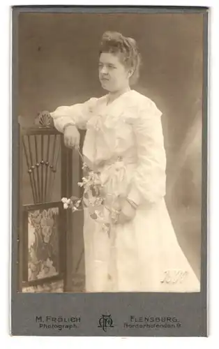 Fotografie M. Frölich, Flensburg, Norderhofenden 9, Frau im weissen Kleid mit verkrampftem Blick
