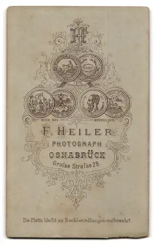 Fotografie F. Heiler, Osnabrück, Grosse Strasse 28, Frau mit Kreuz im taillierten Kleid