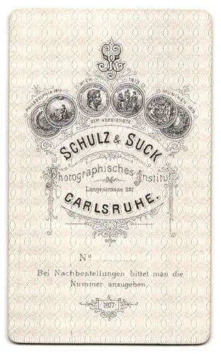 Fotografie Schulz & Suck, Carlsruhe, Langestrasse 227, Bürgerliche Frau mit Camée im feinen Zwirn