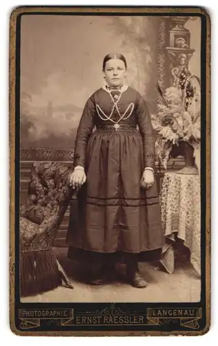 Fotografie Ernst Raessler, Langenau, Junge Frau im feinen Zwirn