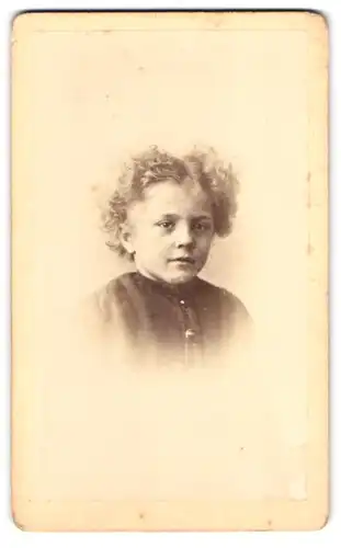 Fotografie M. Vollenweider, Bern, Postgasse 47, Bub mit lockigen Haar