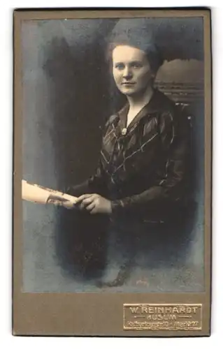 Fotografie W. Reinhardt, Husum, Katharinenstrasse 10, Bürgerliche Frau im karierten Kleid