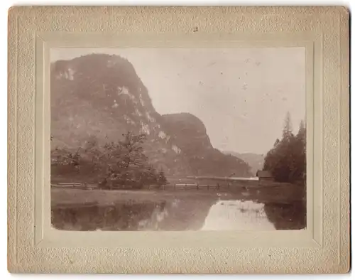 Fotografie unbekannter Fotograf, Ansicht Kochelsee, Blick über den See mit Gebirge