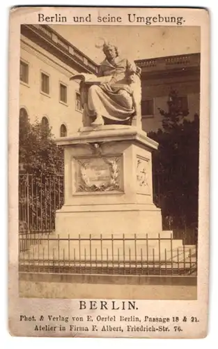 Fotografie E. Oertel, Berlin, Ansicht Berlin, Denkmal Wilhelm von Humbold vor der Universität
