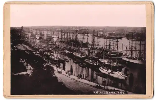 Fotografie unbekannter Fotograf, Ansicht Hamburg, Hafen mit Segelschiffen und Seemannshaus