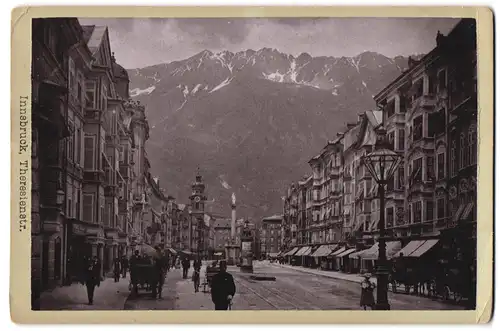 Fotografie unbekannter Fotograf, Ansicht Innsbruck, Theresienstrasse mit Alpenpanorama, Litfasssäule