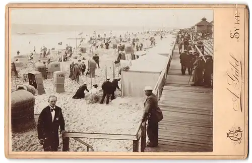 Fotografie A. Gäbel, Sylt, Ansicht Westerland, Badegäste am Strand mit Strandkörben