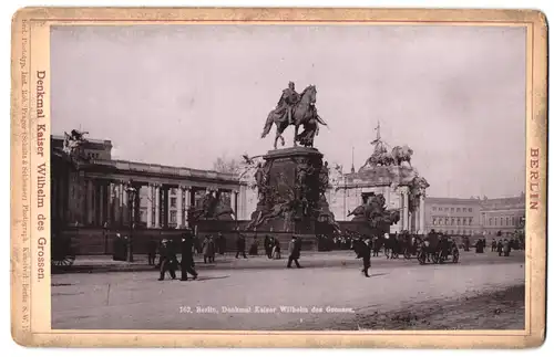 Fotografie Rob. Prager, Berlin, Ansicht Berlin, Fussgänger am Kaiser Wilhelm des Grossen Denkmal