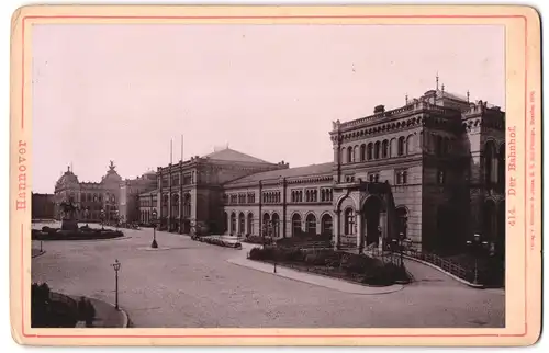 Fotografie Römmler & Jonas, Dresden, Ansicht Hannover, Partie am Bahnhof mit Bahnhofsgebäude