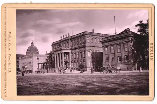 Fotografie Rob. Prager, Berlin, Ansicht Berlin, Strassenpartie am Palais Kaiser Friedrich III. mit Domkuppel