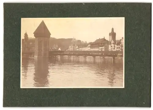 Fotografie unbekannter Fotograf, Ansicht Luzern, Blick auf die Kapellbrücke mit Stadtpanorama