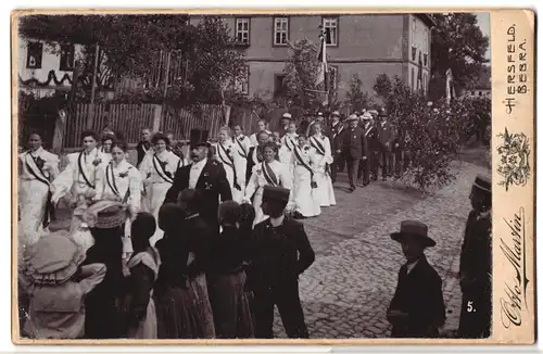 Fotografie Otto Martin, Hersfeld, Ansicht Bad Hersfeld, Festzug im Ort mit Damen samt Scherpe