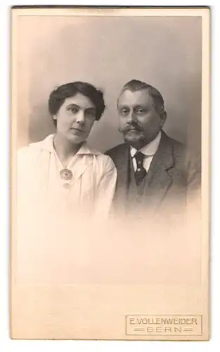 Fotografie E. Vollenweider, Bern, Portrait Frau und Mann in weisser Bluse und grauem Anzug