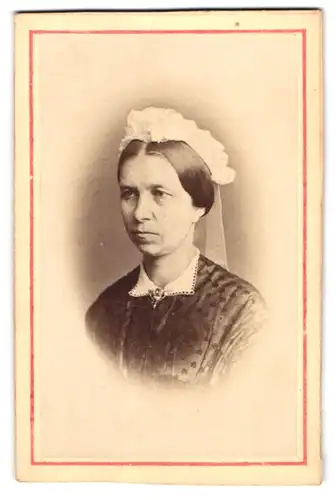 Fotografie G. Stöckel, Rönne, ved Kirken, Portrait Dame im Biedermeierkleid mit Haube und Brosche