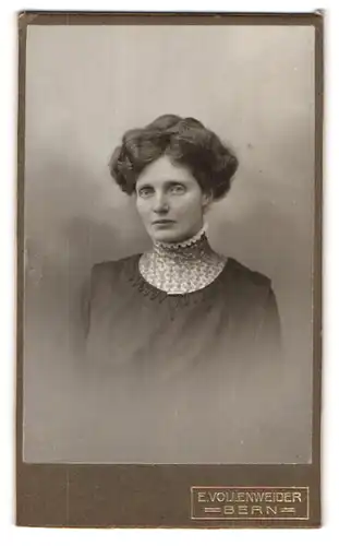 Fotografie E. Vollenweidern, Bern, Postgasse 68, Portrait ältere Dame im hoch geschlossenen Kleid mit toupierten Haaren