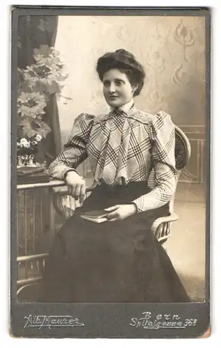 Fotografie Alb. Maurer, Bern, Spitalgasse 36a, Portrait Lina Augsburg im karierten Kleid mit toupierten Haaren