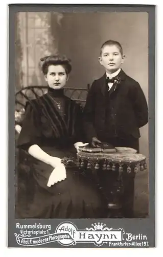 Fotografie Adolf Haynn, Berlin, Frankfurter Allee 197, Portrait junge Mutter im Biedermeierkleid mit Sohn, Mutterglück