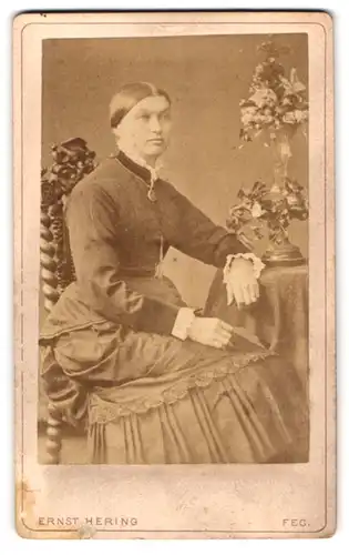 Fotografie Ernst Hering, Berlin, Dresdnerstr. 135, Portrait junge Dame im Biedermeierkleid mit Brosche