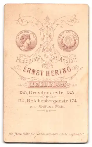 Fotografie Ernst Hering, Berlin, Dresdnerstr. 135, Portrait junge Dame im Biedermeierkleid mit Brosche