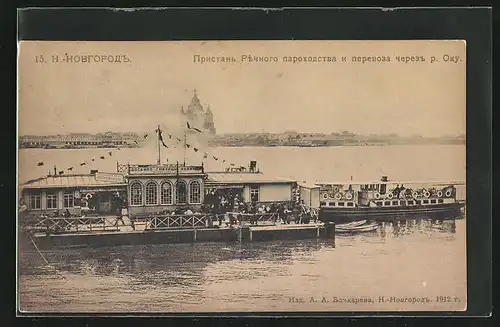 AK Nischni Nowgorod, angelegtes Schiff mit Stadt im Hintergrund