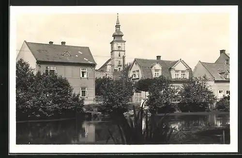 AK Mimon, Häuser am Fluss, Kirchturm