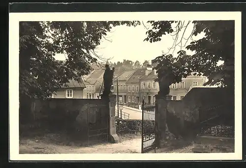 AK Mimon, Blick durch ein Tor auf eine Strasse