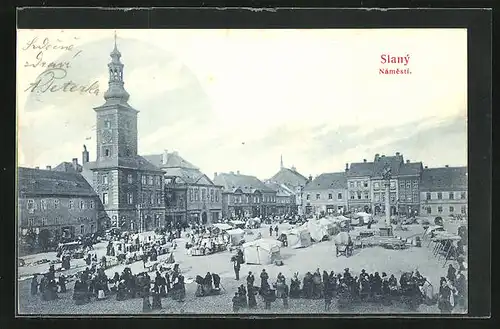 AK Schlan / Slany, Námesti, Blick auf den vollen Marktplatz