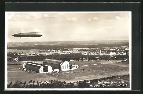 AK Friedrichshafen a. B., Fliegeraufnahme der Luftschiffhalle mit Zeppelin