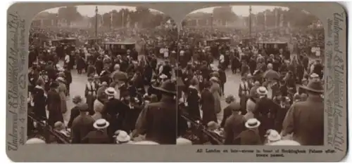 Stereo-Fotografie Underwood, London, Ansicht London, Feierlichkeit der heimkehrenden Truppen am Buckingham Palast