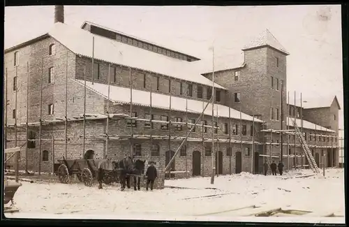 Fotografie unbekannter Fotograf, Ansicht Kalbe / Saale, Gebäude mit Baugerüst im Winter