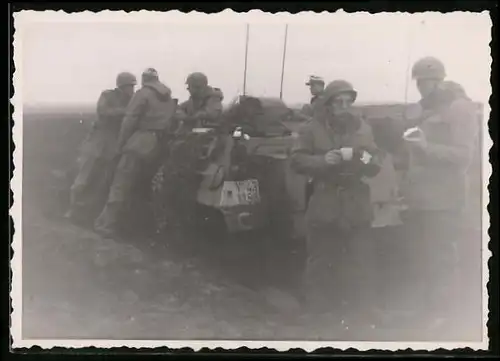 Fotografie Soldaten der Bundeswehr nebst Spähpanzer