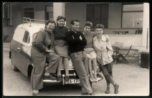 Fotografie Auto Skoda 1201 Kastenwagen mit Dachgepäckträger, Frauen posieren am PKW
