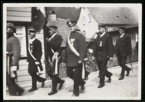 Fotografie Fotograf unbekannt, Ansicht Altenau, Kriegerbund - Veteranen in Uniform mit Orden bei einer Parade
