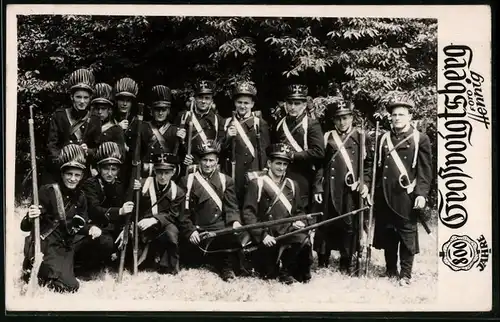 Fotografie Hennig, Ansicht Grossvoigtsberg, Männer tragen historische Uniform zur 800 Jahrfeier
