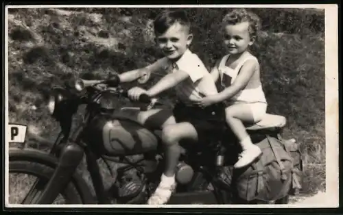 Fotografie Motorrad, niedliche Kinder auf Krad sitzend