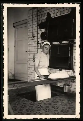 Fotografie Bäckerei - Konditorei, Bäckerin am Ofen