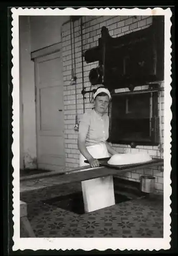 Fotografie Konditorei - Bäckerei, Bäckerin am Ofen der Backstube