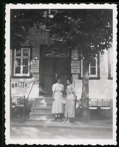 Fotografie Klein, Ansicht Altenau, Damen vor Lebensmittelladen