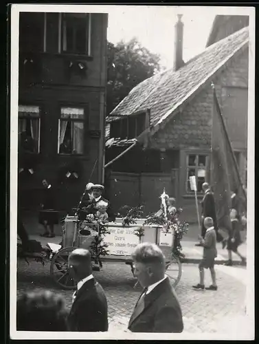 Fotografie unbekannter Fotograf, Ansicht Altenau, Kutschwagen während einer Parade im Ort