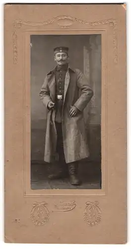 Fotografie Stenzel, Strassburg i. E., St. Johannesstaden 1, Portrait Soldat in Feldgrau Uniform mit Krätzschen