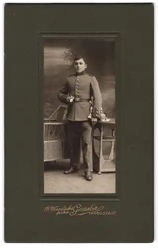Fotografie B. Wendsche, Ingolstadt, Portrait junger Soldat in Uniform mit Pickelhaube udn Bajonett