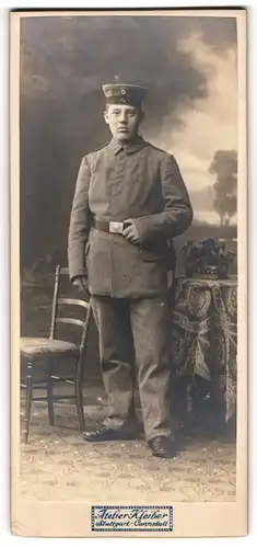 Fotografie Atelier Kleiber, Stuttgart-Cannstatt, Eisenbahnstr., Portrait junger Soldat in Feldgrau Uniform mit Krätzchen