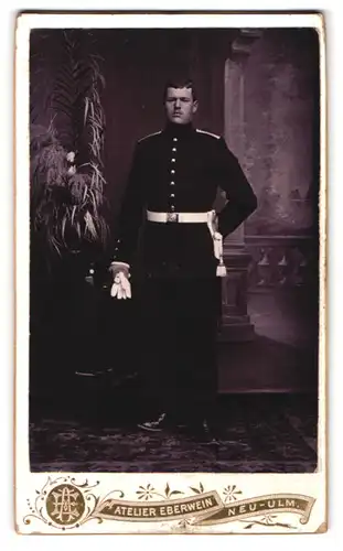 Fotografie Eberwein, Neu-Ulm, Portrait Soldat in Uniform mit Bajonett und Portepee