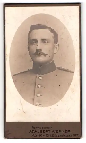 Fotografie Adalbert Werner, München, Elisenstr. 7, Portrait junger Soldat in Uniform mit Moustache